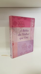 A bíblia da mulher que ora